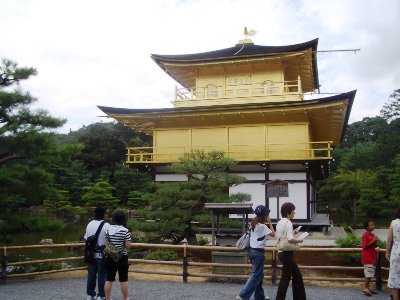 観光客を見下ろす金閣寺の鳳凰