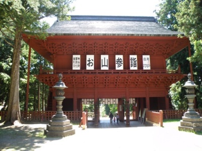 拝殿側から見た岩木山神社の楼門
