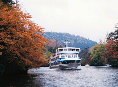 遊覧船と阿寒湖の紅葉