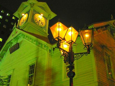 札幌時計台と街路灯