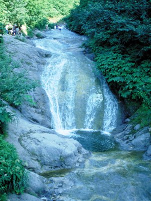 カムイワッカ湯の滝と観光客