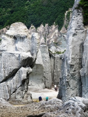 仏ヶ浦の奇岩と観光客