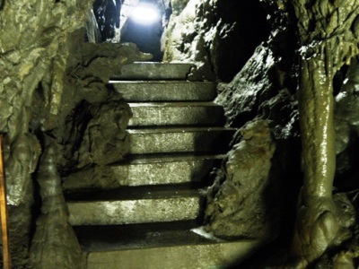 安家洞　洞窟内の看板