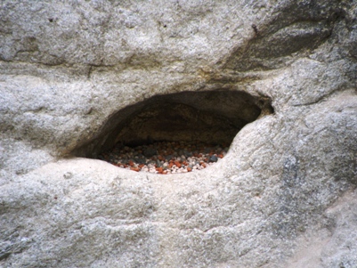 大睨鼻岩　運玉の穴