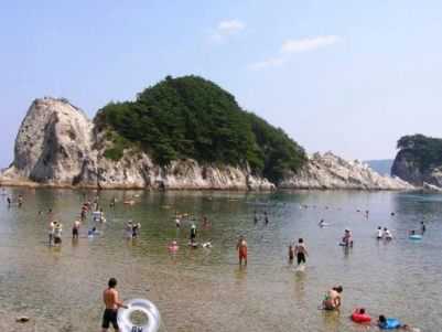 浄土ヶ浜海水浴場と白い岩