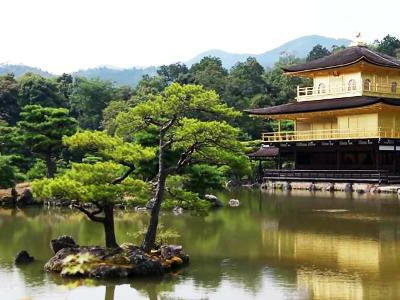 金閣寺と鏡湖池