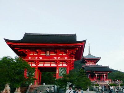 清水寺の仁王門と三重の塔
