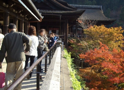 観光客と清水寺の紅葉