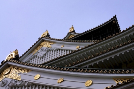 真下から見た大阪城の金の鯱