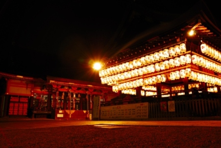 八坂神社　舞殿の提灯