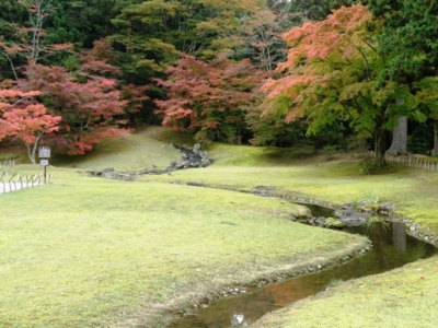 紅葉の毛越寺園庭と遣水