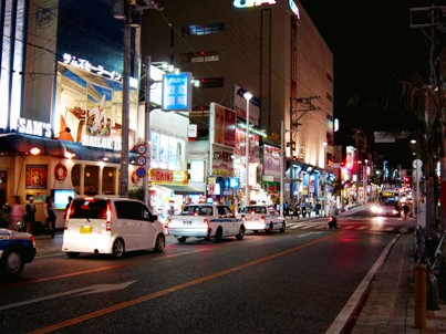 夜の沖縄国際通り