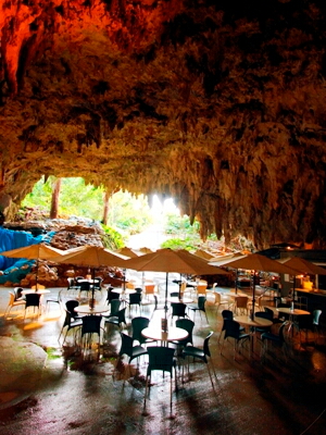 洞窟内から見たガンガラーの谷のカフェ