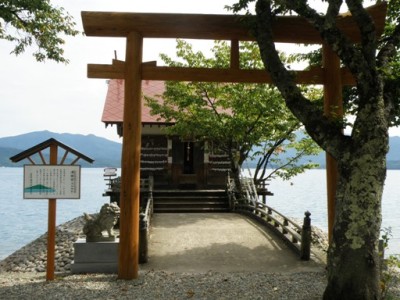 田沢湖の漢槎宮（浮木神社）