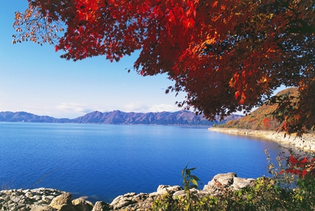 田沢湖と紅葉