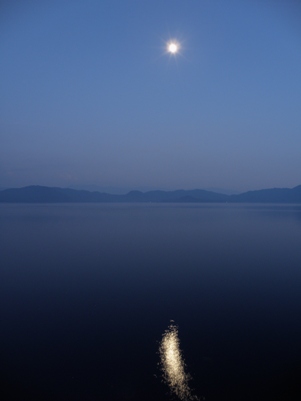 月明かりの田沢湖