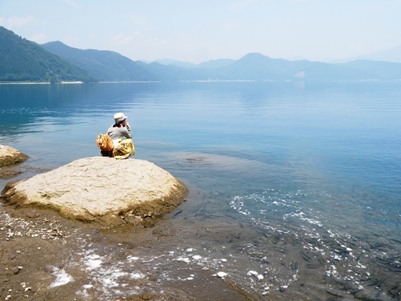 田沢湖を眺める女性