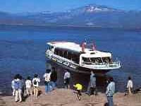 田沢湖遊覧船と観光客