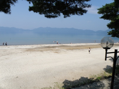 田沢湖のビーチ