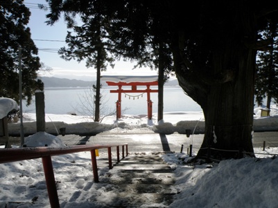 御座石神社から見た冬の田沢湖