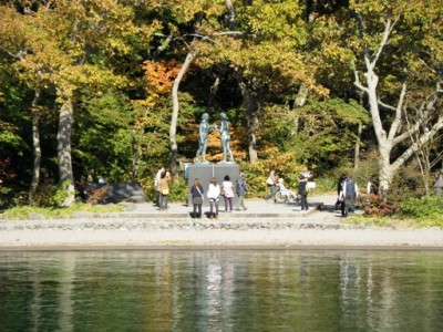 十和田湖畔　乙女の像