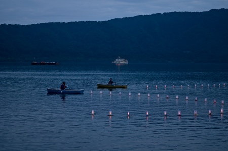 十和田湖のボートと灯籠